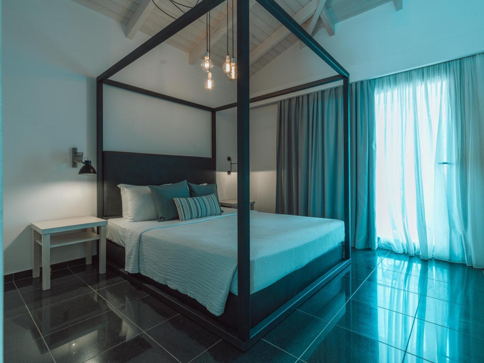 White Double Room,1539260881:JPEG